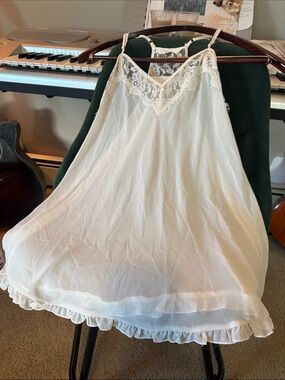 La Vie En Rose Cream Lace-Trim Camisole Slip